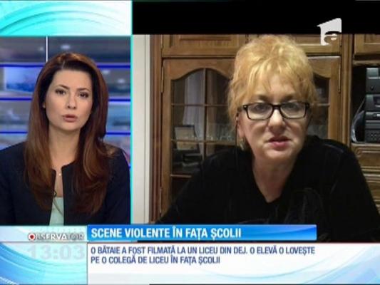 Imagini cumplite în faţa unei şcoli din Dej. O elevă îşi loveşte, fără milă, o colegă de liceu