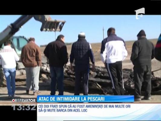 Atac în stil mafiot în Tulcea. Doi fraţi pescari s-au trezit cu barca făcută scrum