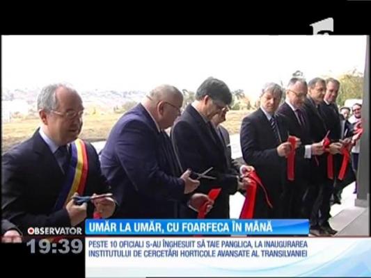 Zece oficiali, umăr la umăr, cu foarfeca în mână!