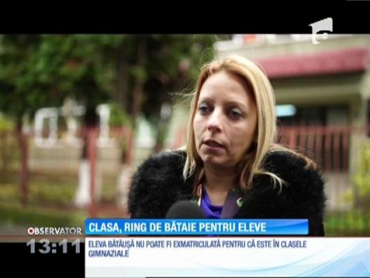 Imagini şocante într-o şcoală din Baia Mare. Doua eleve de 14 ani s-au luat la bataie în sala de clasă