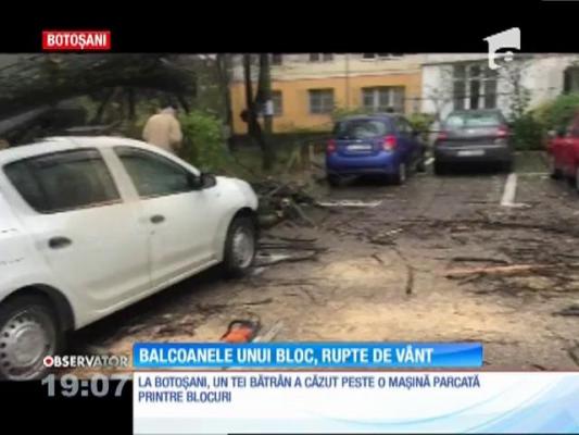 Balcoanele unui bloc din București, rupte de vânt