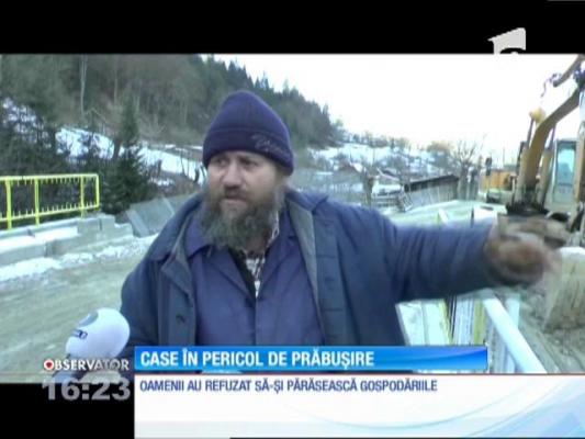 Cel puţin patru case dintr-o comună din judeţul Neamţ, în pericol de prăbuşire