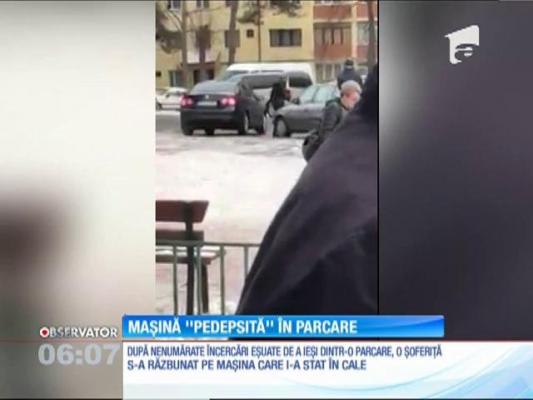 După multe încercări eşuate de a ieşi dintr-o parcare, o şoferiţă s-a răzbunat pe maşina care i-a stat în cale