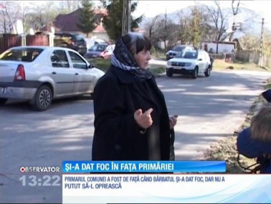 Protest sinucigaş în Vâlcea. Și-a dat foc chiar în faţa primarului!