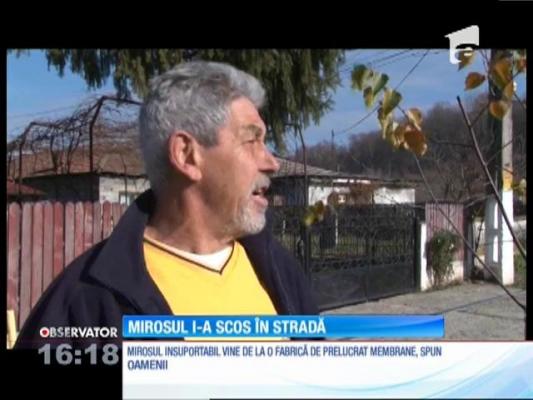 Zeci de oameni, dintr-o localitate din Dâmbovița, nu mai pot sta în propriile case din cauza unui miros infernal