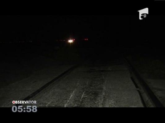 O maşină condusă de o femeie a fost făcută ţăndări de un tren, pe o cale ferată din judeţul Timiş