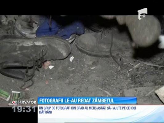 Un grup de fotografi a readus zâmbetul pe chipurile a doi bătrânei, izolaţi, în vârf de munte