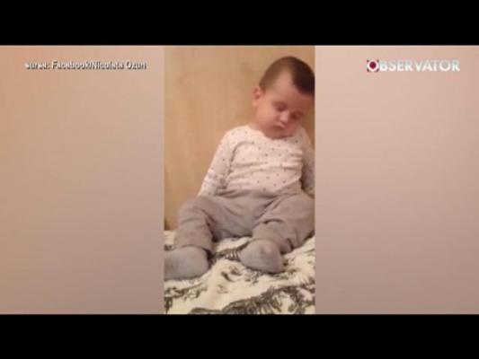 Adorabil! Priviţi acest bebeluş din Bucureşti cum luptă cu somnul!