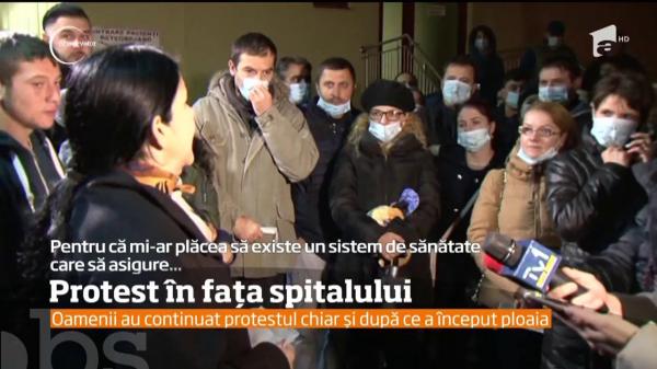 Revoltă la Unitatea de Primiri Urgenţe din Satu Mare, după moartea unui pacient. Sute de protestatari i-au acuzat pe medici că nu şi-au făcut datoria