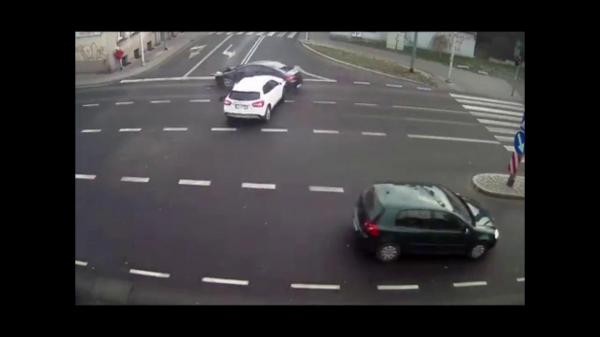 Salvată de un stâlp, de la moarte sigură: O tânără a reuşit să scape miraculos din calea unei maşini scăpate de sub control (VIDEO)