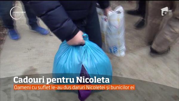 Nicoleta, fetiţa din judeţul Iaşi crescută de bunicii bolnavi, a fost vizitată de Moş Nicolae