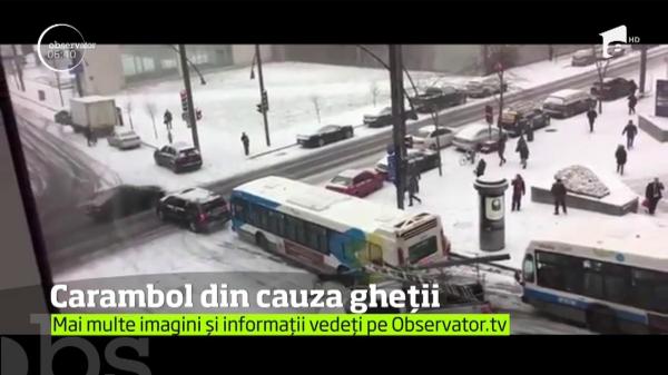 Carambol din cauza gheții pe un drum în pantă din Montreal