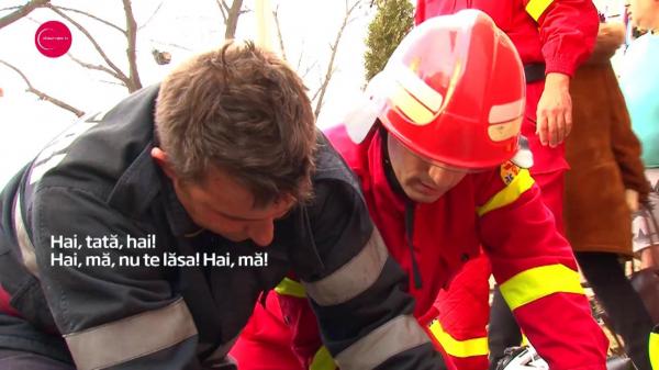 Povestea pompierului care a impresionat România, salvând de la moarte un câine, dintr-un incendiu. “Nu te las! Chiar era să se ducă!”