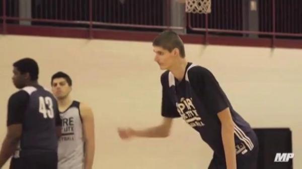 Românul uriaş care domină baschetul american: are înăţimea de 2 METRI ŞI 30 DE CENTIMETRI. Americanii l-au recrutat pe Facebook (VIDEO)