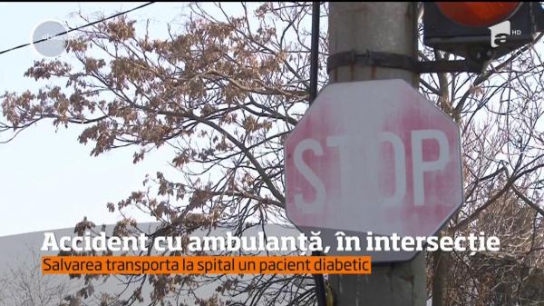 Accident grav cu ambulanță, în intersecţie