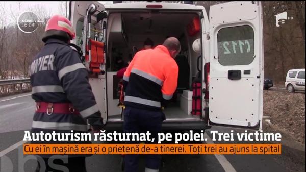 Trei victime după ce un autoturism s-a răsturnat din cauza poleiului