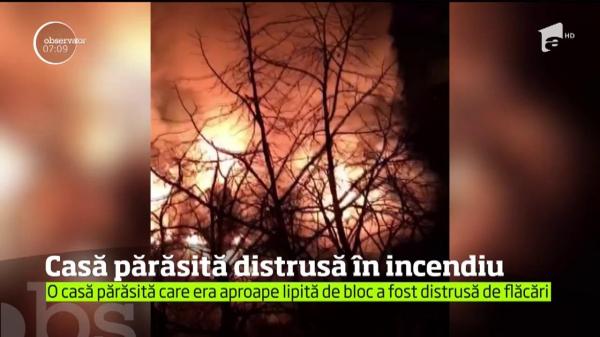 O casă părăsită cu trei etaje din Capitală, mistuită de un incendiu