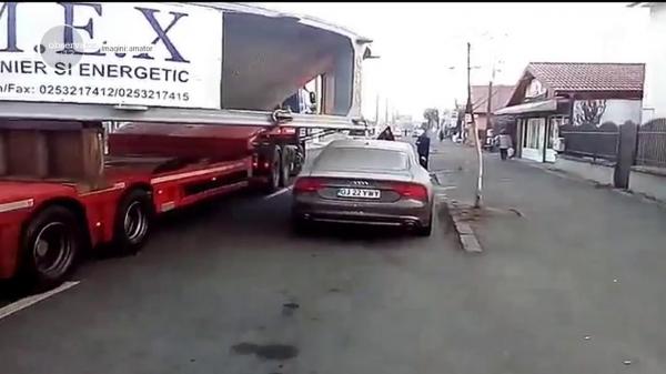 VIDEO Un rotor uriaș a fost transportat prin oraș la o oră cu trafic aglomerat