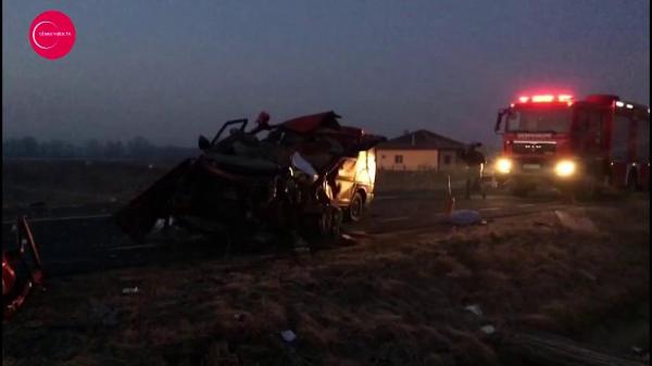 Accident cu morți pe DN6. Două microbuze pline de pasageri s-au ciocnit VIOLENT în Mehedinţi. PLAN ROŞU de intervenţie