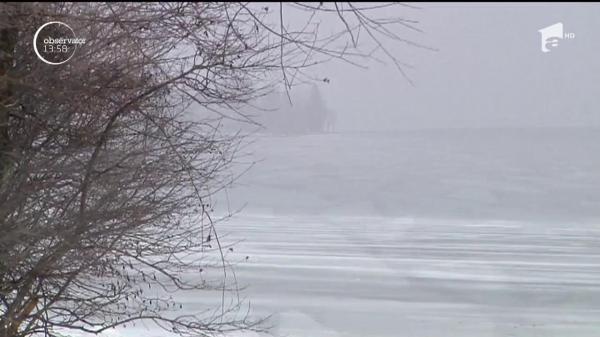 10 pescari au avut nevoie de ajutor după ce gheața pe care stătateau s-a rupt