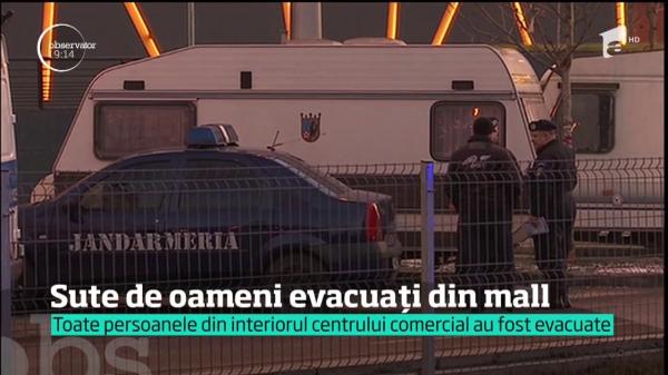 Aproape o mie de oameni au fost evacuaţi dintr-un mall din Capitală în urma unui apel la 112. O persoană a anunţat că a pus acolo mai multe bombe