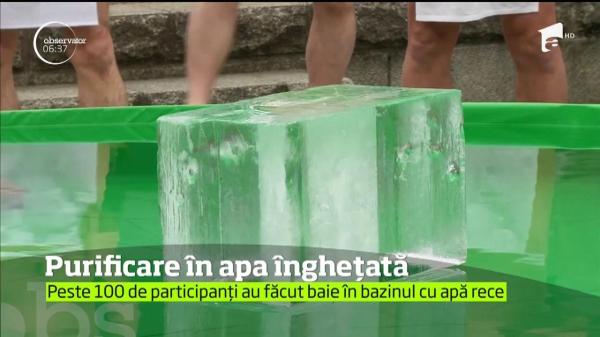 Peste o sută de japonezi s-au scăldat în apă îngheţată. Aşa vor avea parte de un an prosper