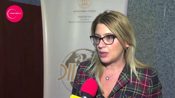 Detalii incredibile apar în cazul mamei românce care şi-a violat fiica de 9 ani. Trimitea videourile şi fotografiile pe Facebook, iubitului ei, din Marea Britanie (VIDEO)