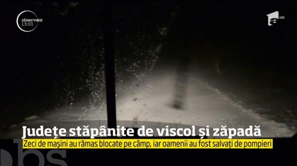 UPDATE Județe stăpănite de viscol și zăpadă. Zeci de mașini au rămas blocate pe câmp, iar oamenii au fost salvați de pompieri (VIDEO)