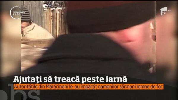 Autoritățile din Mărăcineni le-au împărțit oamenilor sărmani lemne de foc