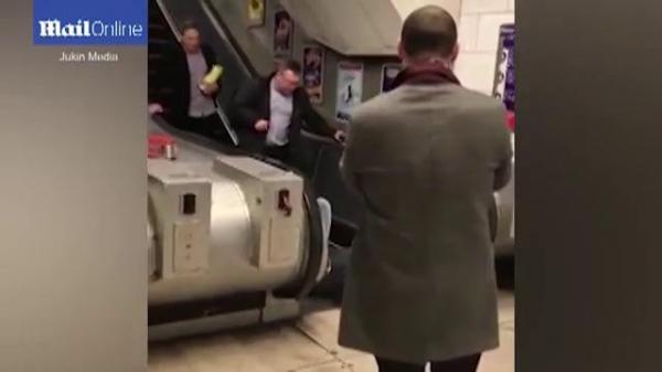 Aterizare de cascadorii râsului. Un tânăr turmentat s-a ales cu o trântă spectaculoasă, dar zdravănă, după ce a greşit scările rulante de la metrou (VIDEO)