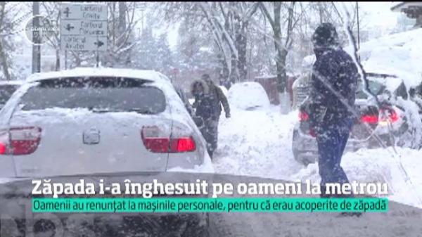 Zăpada i-a înghesuit pe bucureșteni la metrou