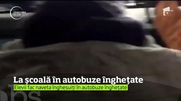 Imagini incredibile vin din Bistriţa-Năsăud. Elevii se filmează într-un autobuz care circulă cu uşile deschise, când afară sunt -20 de grade celsius