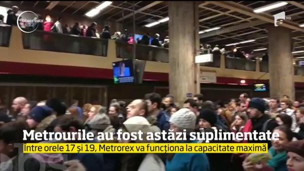 Îmbulzeală la metrou, deși au fost suplimentate trenurile