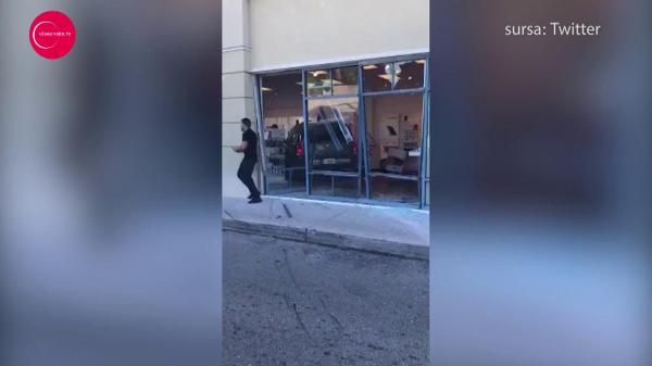 CLIENTĂ DE COŞMAR: magazin de telefoane făcut ţăndări de o şoferiţă, furioasă că nu i-a fost schimbat iPhone-ul stricat (VIDEO)