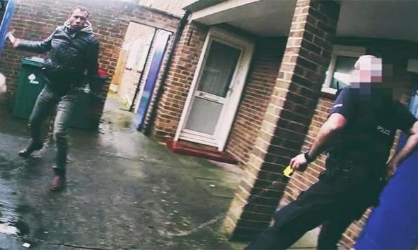 IMAGINI ȘOCANTE: un imigrant condamnat pentru crimă îi lovește pe polițiștii britanici cu un ciocan de dulgherie (VIDEO, GALERIE FOTO)