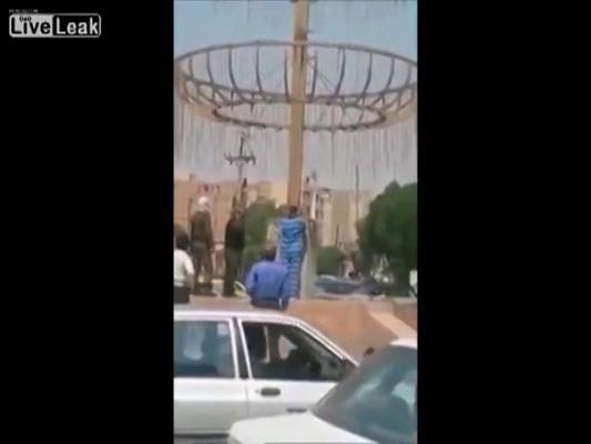 Justiție nemiloasă: Condamnat BICIUIT în piața publică, pentru a fi dat exemplu. Avertisment, imagini cu impact emoțional (VIDEO)