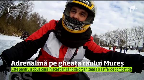 Adrenalină pe gheața râului Mureș! Motociclişti şi conducători de ATV au oferit un spectacol de drifturi (VIDEO)