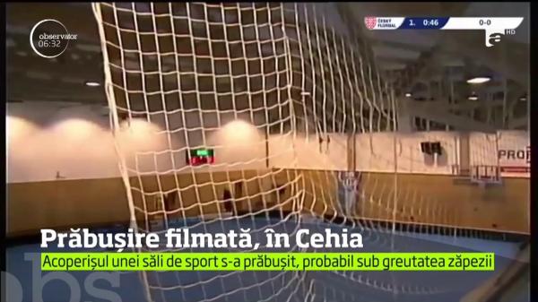 Emoţii peste măsură pe teren! Acoperişul unei săli de sport s-a prăbuşit chiar pe timpul unui meci! (VIDEO)