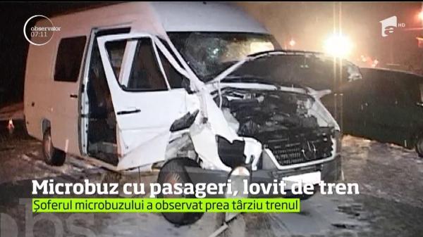 Au trecut pe lângă moarte! Un microbuz cu pasageri a fost lovit de un tren, în Bistriţa-Năsăud