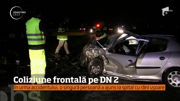 Poleiul provoacă accidente grave! Un tânăr a pierdut controlul volanului pe un pod şi s-a ciocnit cu maşina de pe contrasens
