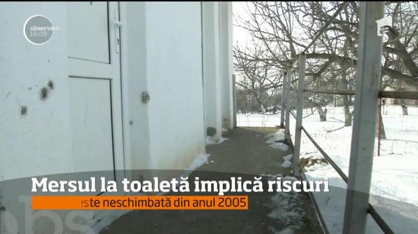 VIDEO Ca să meargă la WC, elevii unei şcoli din Dolj trebuie să traverseze strada