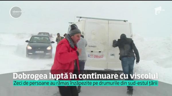 Dobrogea luptă în continuare cu viscolul, oamenii sunt mai departe înzăpeziţi