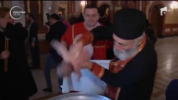 Înalt PREOT ORTODOX acuzat că are o metodă periculoasă de a boteza copiii (VIDEO)
