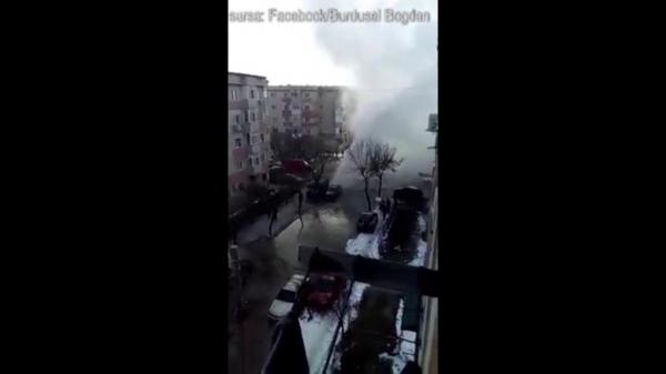 Fântână arteziană fierbinte, de 10 METRI, în mijlocul drumului. O conductă de apă caldă s-a spart, la Craiova și a adus multe pagube (VIDEO, FOTO)