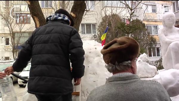 Nea Petru a recidivat. Ce a modelat din zăpadă, după Cuminţenia Pământului şi bustul lui Eminescu