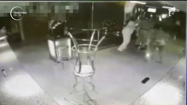 În lenjerie intimă şi având la îndemână doar scaune, mai multe românce au atacat nişte bărbaţi într-un club din Spania (VIDEO)