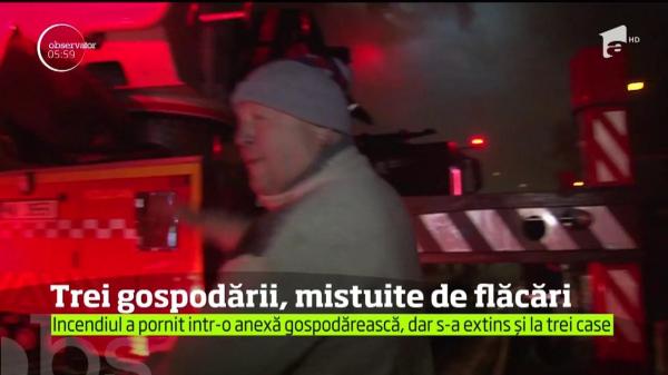 Un incendiu puternic a mistuit trei case în Bacău