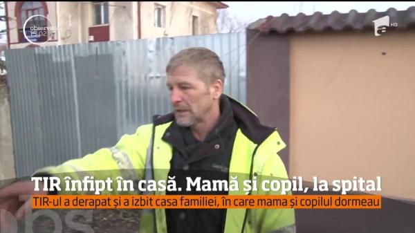 TIR înfipt într-o casă! O mama și copilul ei de 4 ani au ajuns la spital după ce un perete a căzut peste ei în urma impactului