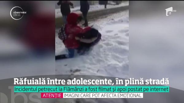 ȘOCANT: Bătaie între eleve de liceu, la Botoșani. Două adolescente și-au schimbat lovituri grele, pe stradă, sub privirile colegilor (VIDEO)
