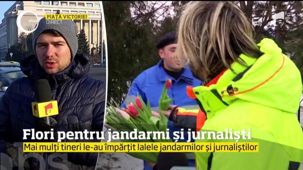 Protestatarii din Piaţa Victoriei au adus FLORI pentru jandarmi și jurnaliști!